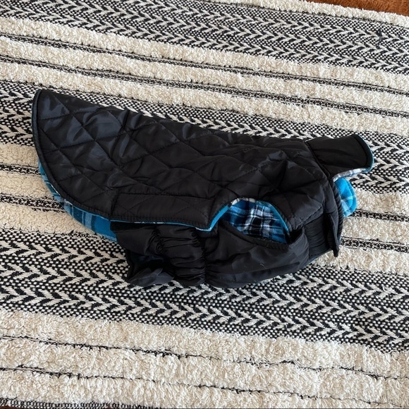 New in package Amazon reversible dog vest size medium blue flannel/ black puffer - Picture 4 of 5